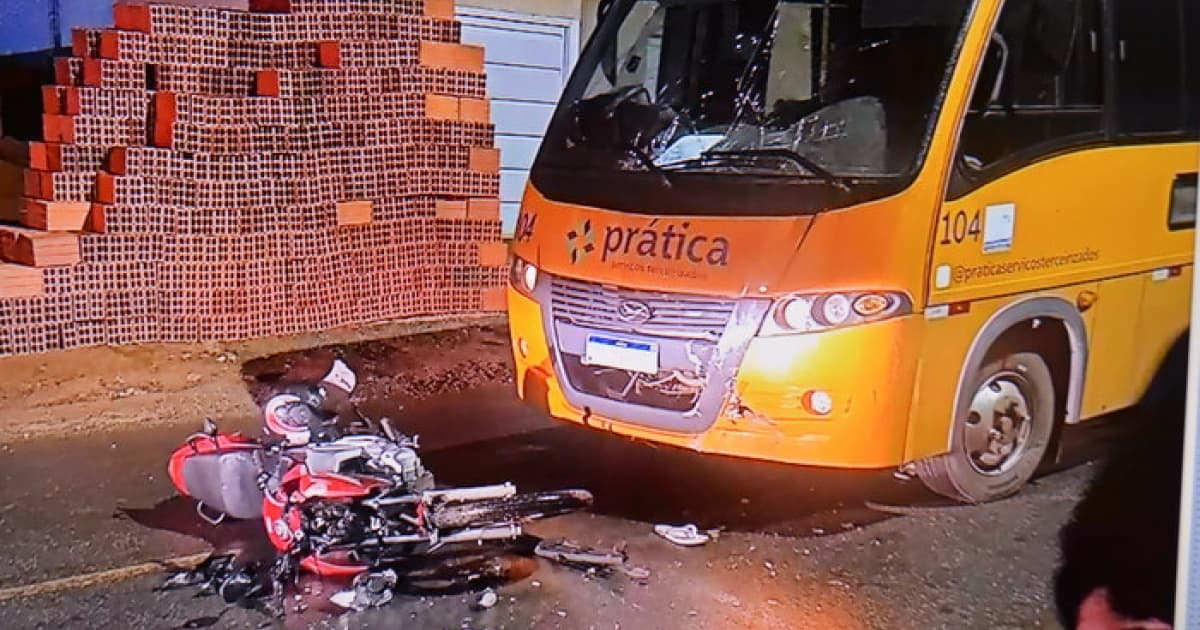 Batida entre motocicleta e micro-ônibus em Vitória da Conquista