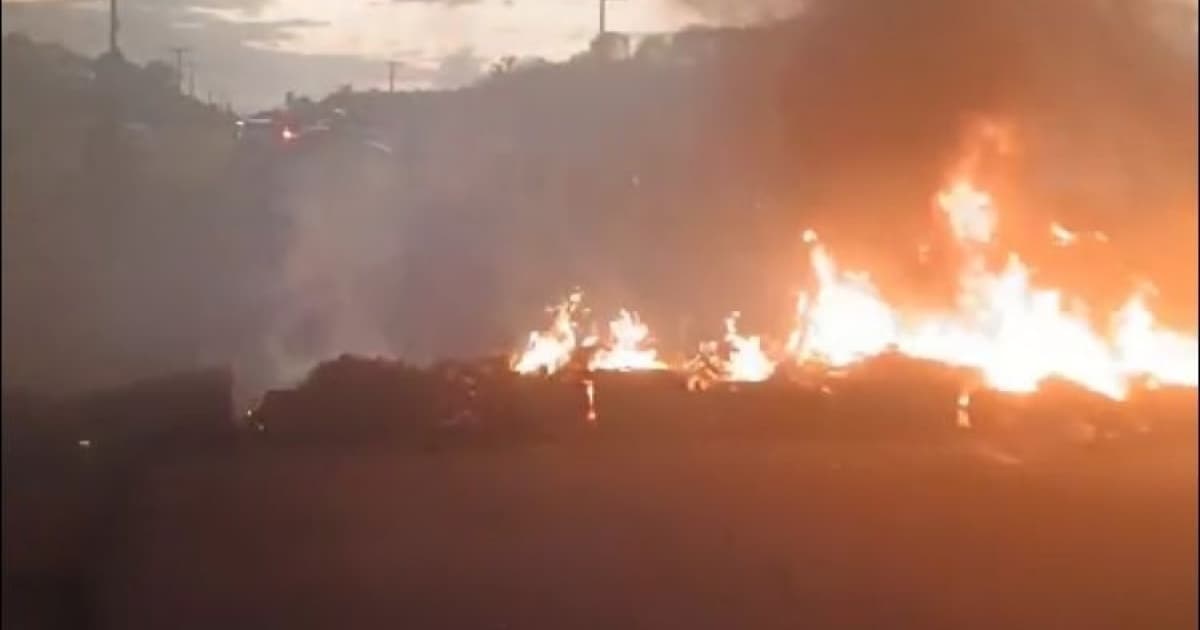 VÍDEO: Comunidade do Guaibim põe fogo em via durante manifestação por melhoria na saúde pública