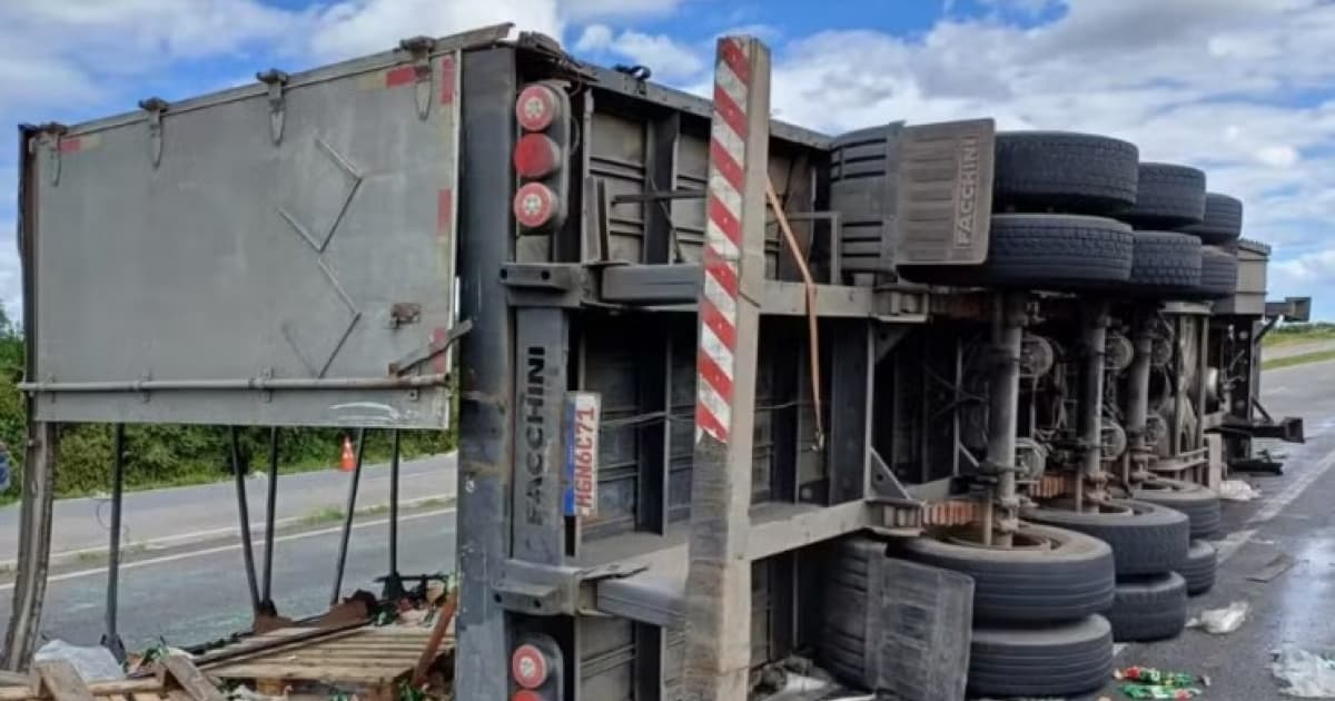 Caminhão com carga de cerveja tomba perto de Santo Estêvão