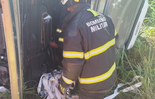 Caminhoneiro fica preso às ferragens em acidente na RMS e é resgatado por bombeiros