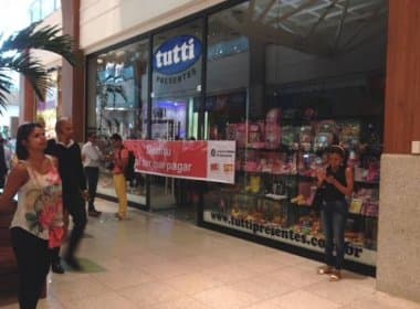 Funcionários de loja de presentes fazem protesto no Salvador Shopping após demissões