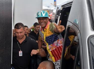 Márcio Victor chega à Barra para saída do Nú Outro