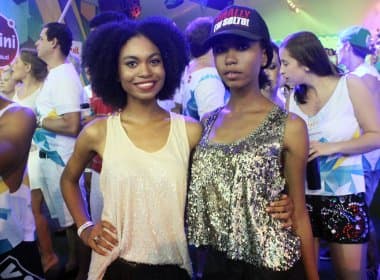 De férias, modelos gêmeas se &#039;esbaldam&#039; no Carnaval de Salvador