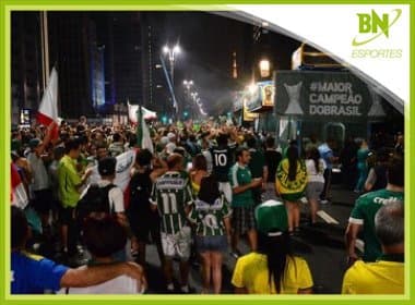 Torcedor do Palmeiras sofre queda de guincho e morre durante comemoração do título