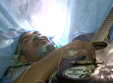 Músico canta e toca ao passar por cirurgia de retirada de tumor no cérebro
