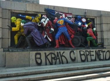 Esculturas soviéticas são transformadas em super-heróis americanos na Bulgária