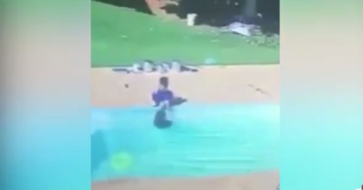 Menino de 3 anos salva amigo de afogamento em piscina; veja cena 
