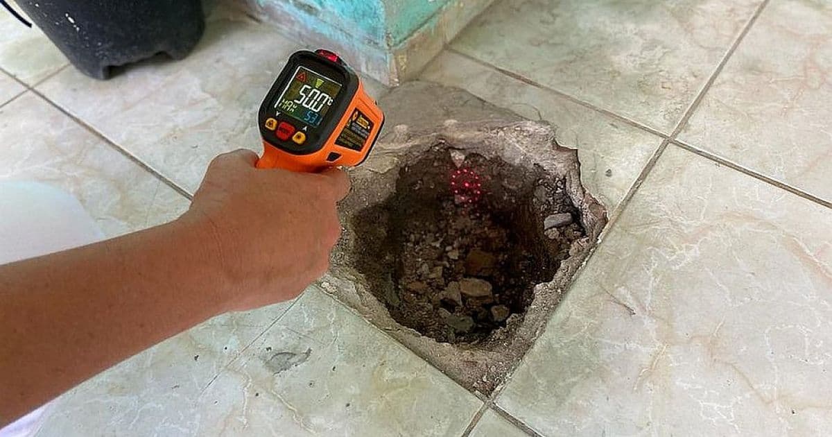 VÍDEO: Água fervente é registrada em buraco no chão de uma casa em Feira 
