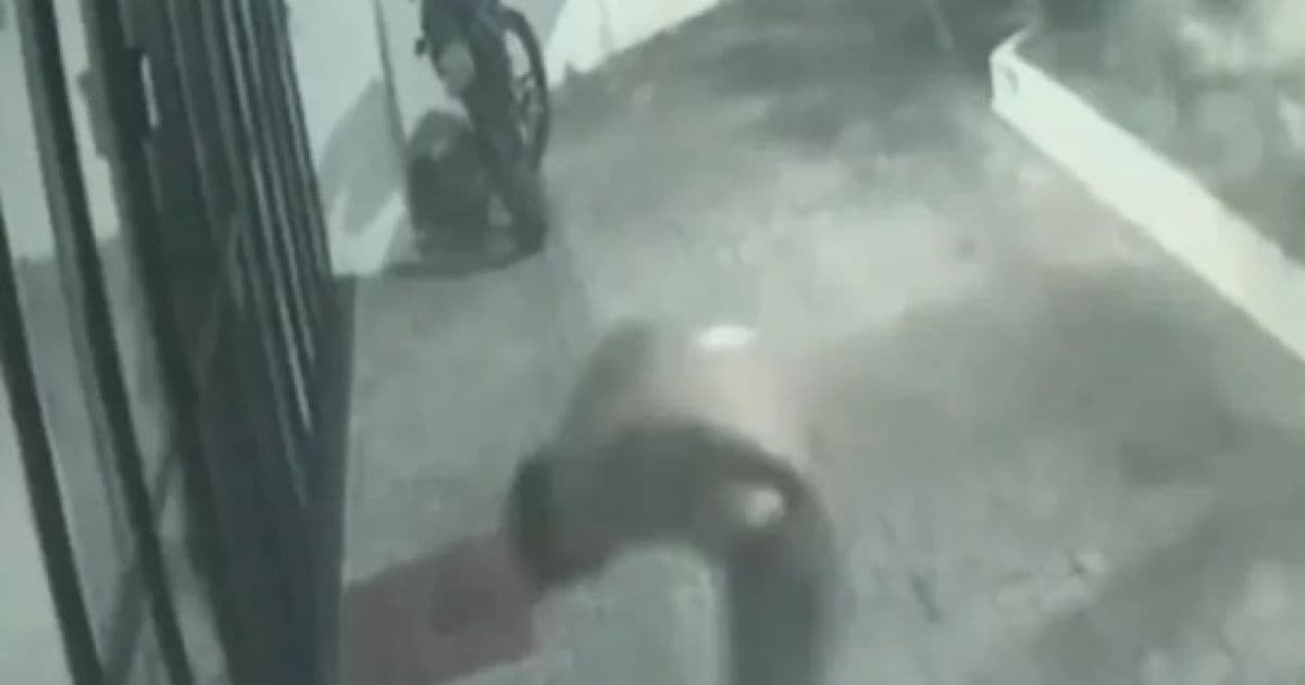VÍDEO: Homem tenta estuprar mulher e morre após se ferir em porta de vidro de prédio em Salvador