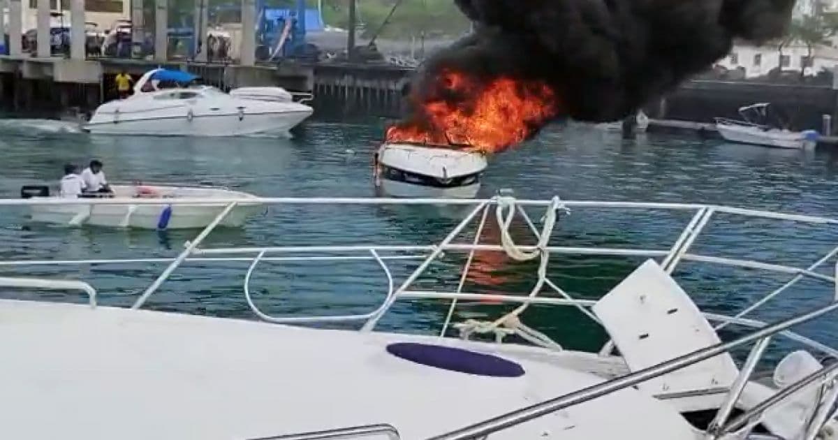 VÍDEO: Lancha pega fogo dentro da Bahia Marina