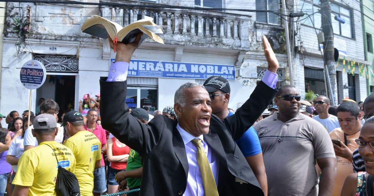 Carregando bíblia na mão, Isidório chama atenção durante posse de Lula e viraliza nas redes sociais