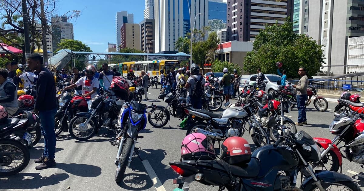 VÍDEO: Motociclistas por aplicativo fecham Tancredo Neves após desentendimentos com a Prefeitura de Salvador