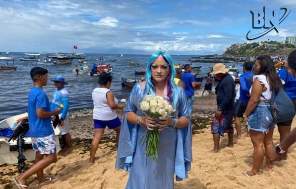 Professora de artes se veste de Iemanjá em festa do Rio Vermelho