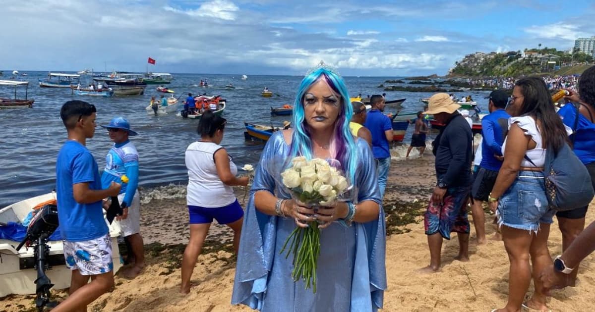 Professora de artes se veste de Iemanjá em festa do Rio Vermelho