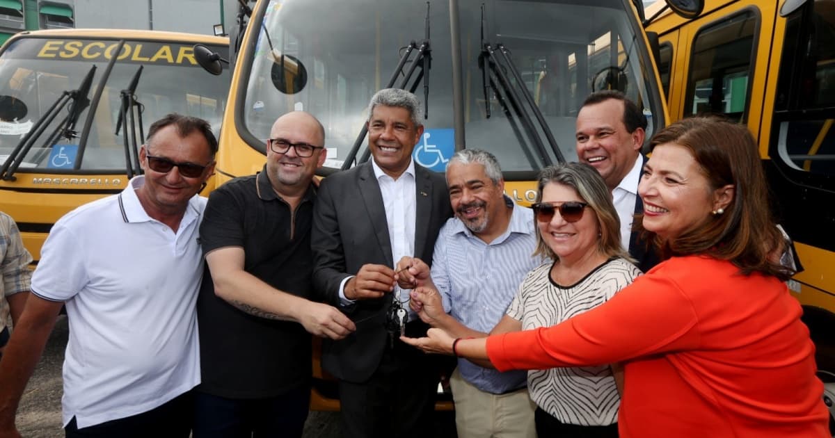 Jerônimo realiza entrega de 66 ônibus para transporte de estudantes da zona rural