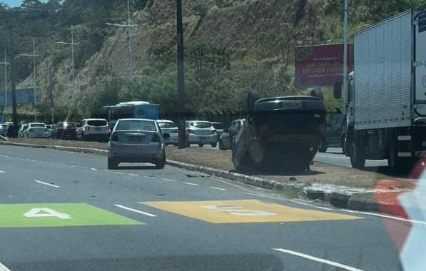 Carro capota na Avenida Paralela, em Salvador; não há registro de feridos