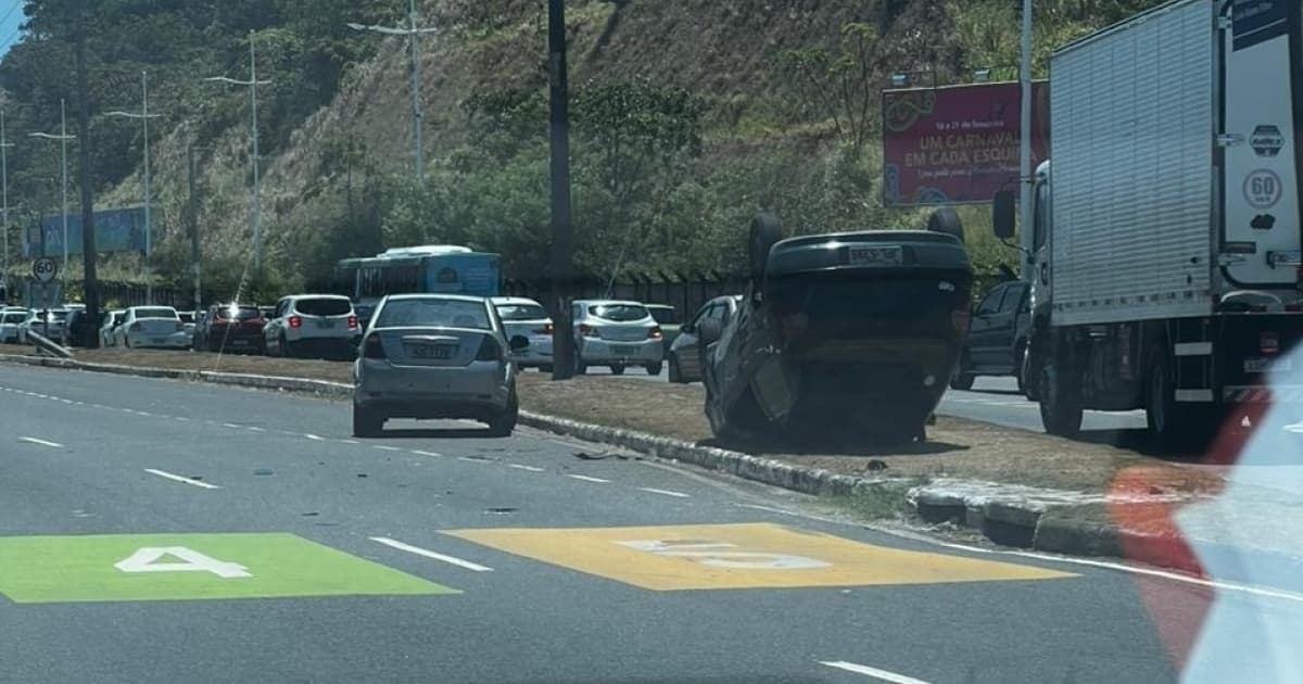 Carro capota na Avenida Paralela, em Salvador; não há registro de feridos