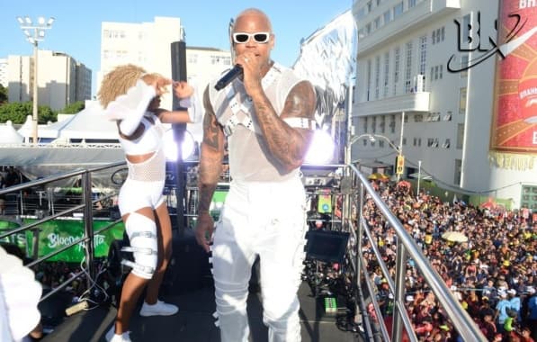 Na disputa pela música do Carnaval, Léo Santana inicia desfile na Barra-Ondina