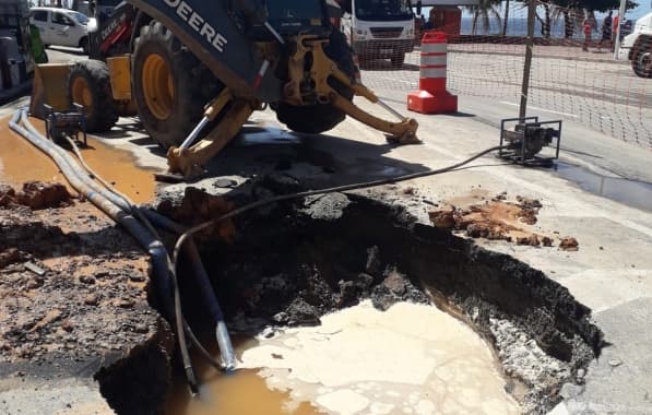 Vazamento da Embasa forma cratera no circuito Dodô na Barra; máquinas já estão no local 