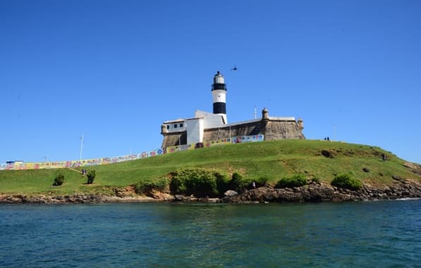 Mais de 50 embarcações são retiradas da região do Parque Marinho da Barra neste sábado