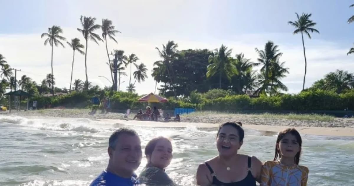 Rui publica foto com esposa e filhas em praia; ministro era esperado por Lula em Inema