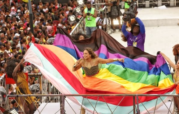 Daniela abre desfile desta terça com discurso contra o preconceito e as fake news