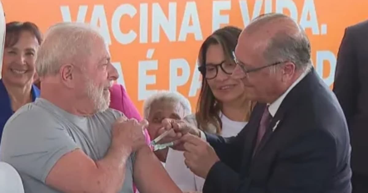Em lançamento de campanha com o Ministério da Saúde, Lula recebe vacina bivalente contra Covid-19