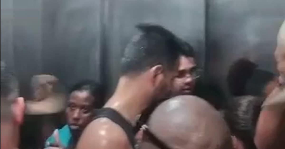 VÍDEO: Pedregulho impede fechamento de porta e usuários ficam presos em cabine do Elevador Lacerda