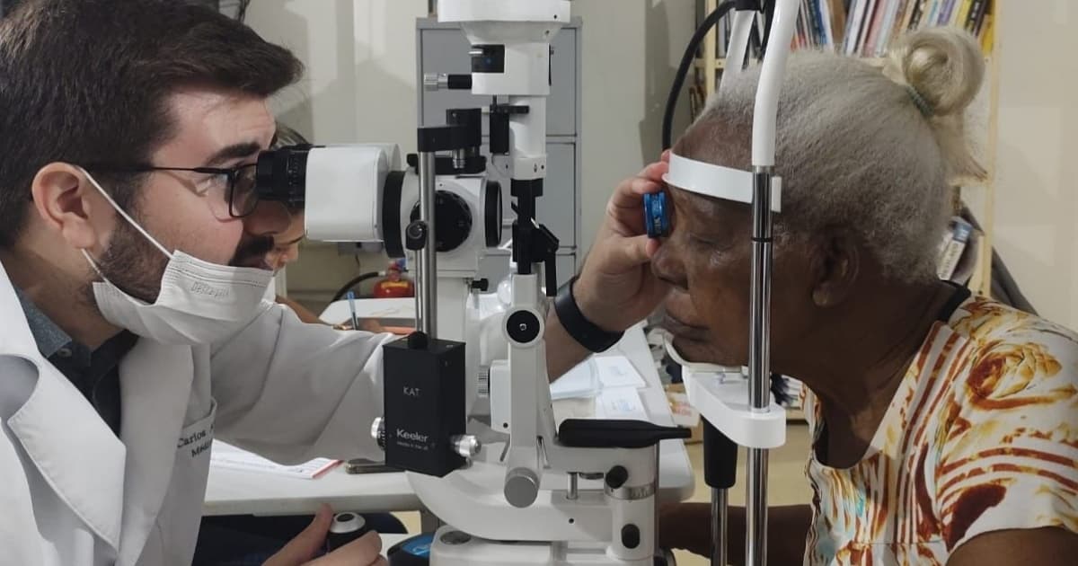 Moradores do Calabar recebem tratamento gratuito de catarata e glaucoma oferecido pela PM-BA