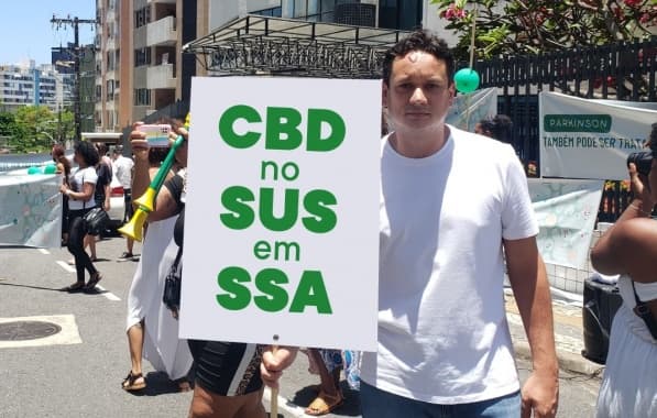 André Fraga comemora sanção de lei que libera cannabis medicinal no SUS, em Salvador