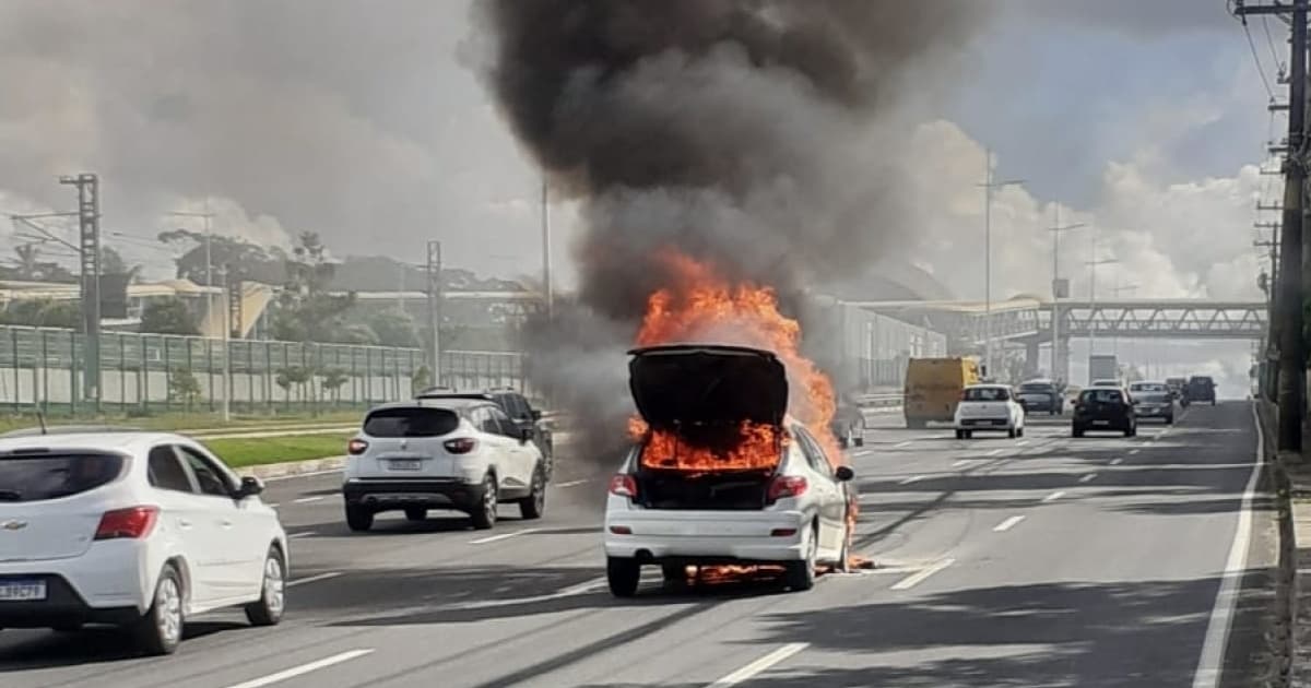 Veículo pega fogo na Avenida Paralela e deixa trânsito lento no sentido Aeroporto