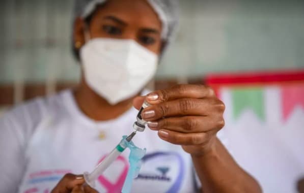 Trabalhadores do sistema prisional e população carcerária receberão vacina bivalente em Salvador