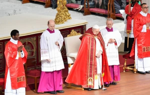 Papa Francisco participa da missa de Domingo de Ramos um dia depois de receber alta do hospital