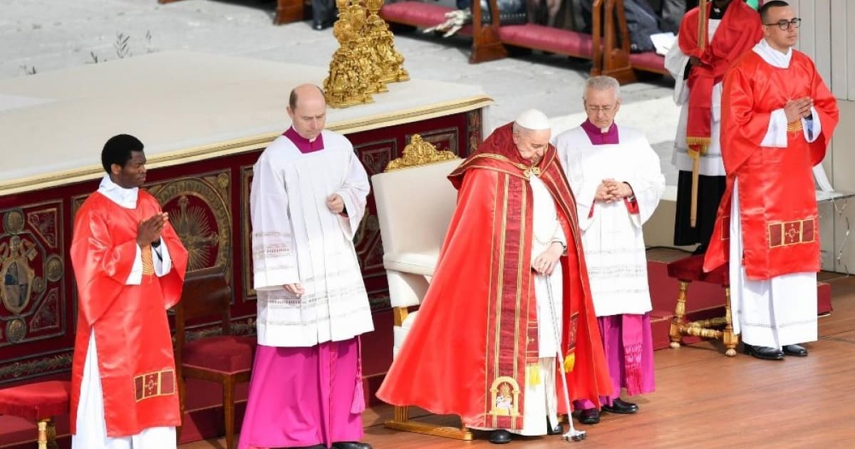 Papa Francisco participa da missa de Domingo de Ramos em Roma