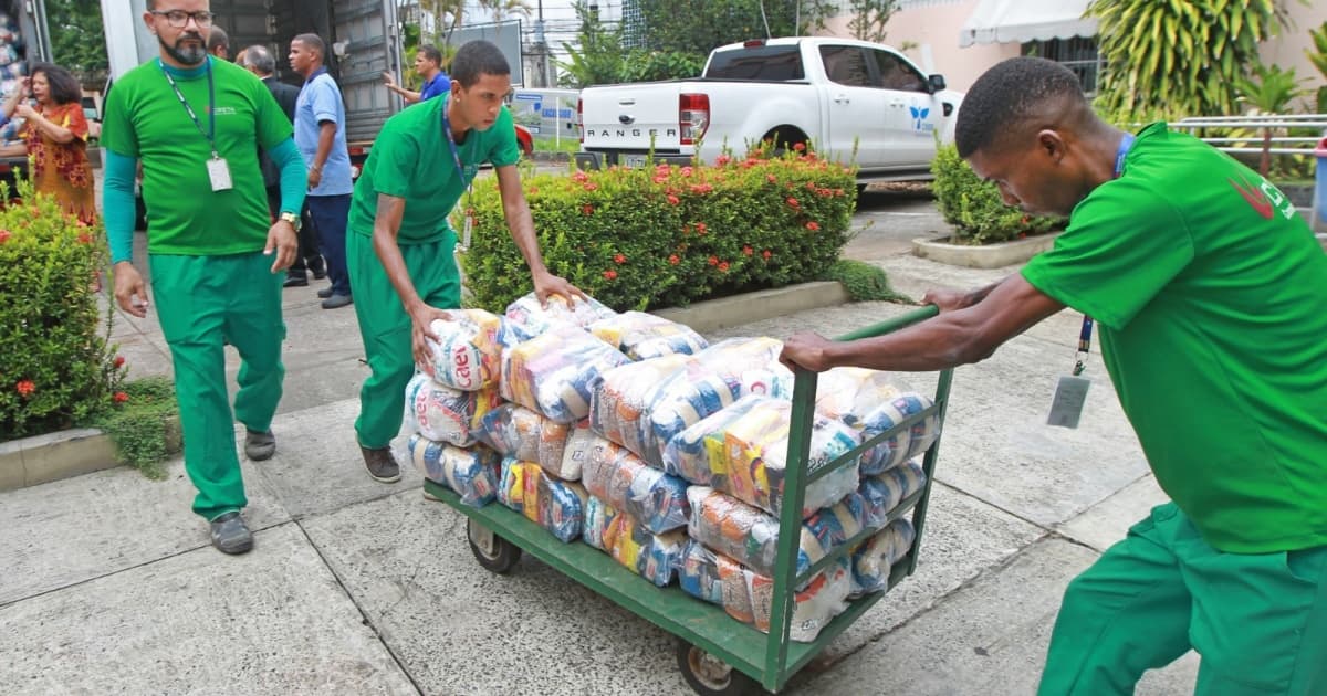 Homens levam alimentos nao pereciveis do projeto bahia sem fome