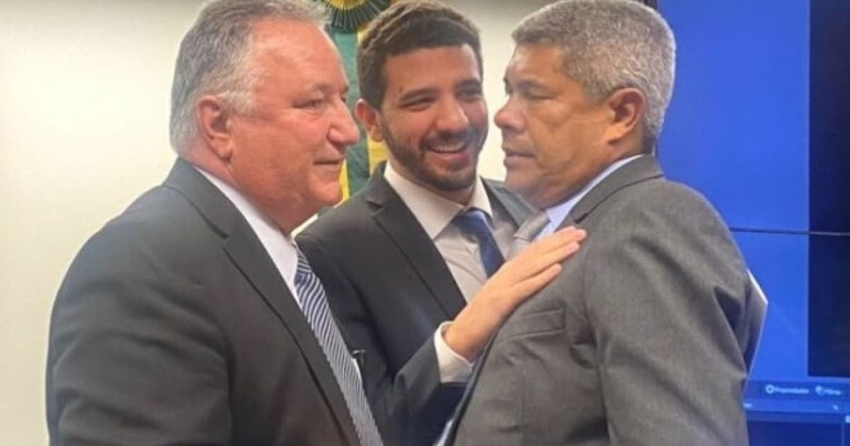 Carlettos abraçando o governador Jerônimo Rodrigues