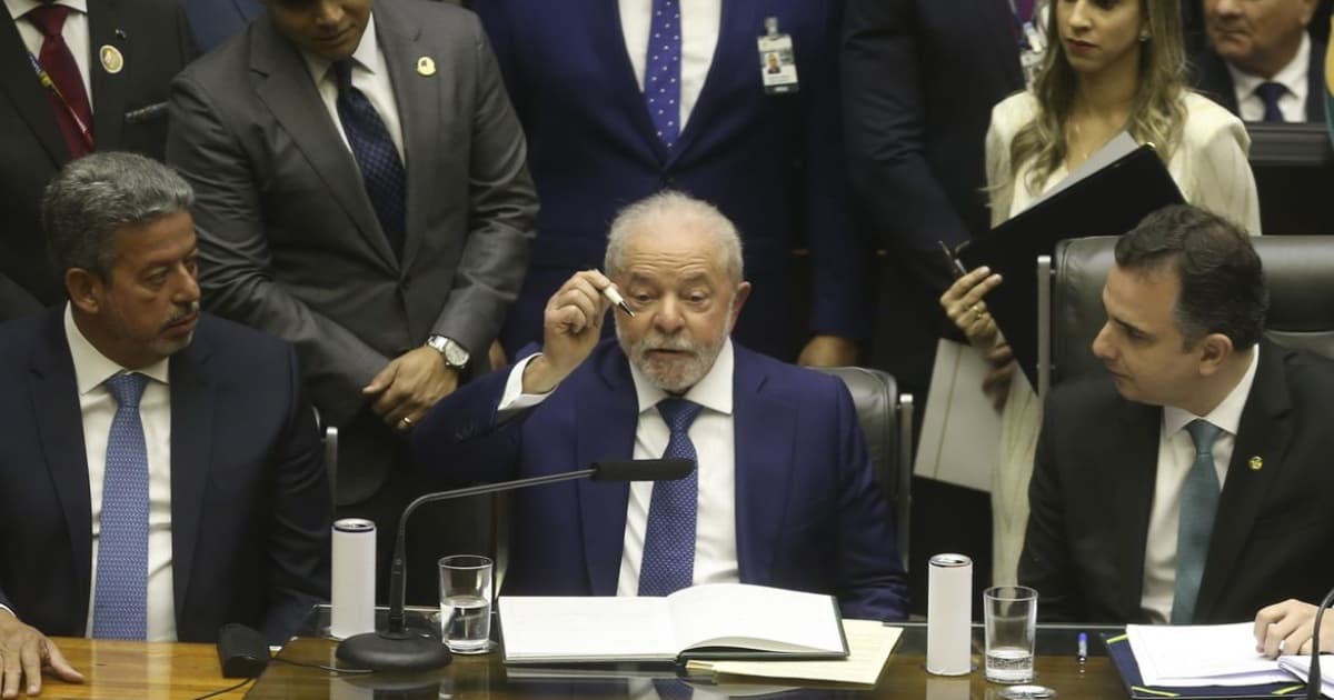 Lula no Congresso Nacional ao lado do presidente da Câmara dos Deputados, Arthur Maia, e do presidente do Senado, Rodrigo Pacheco