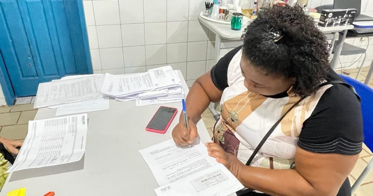 Governo entrega cartões do Programa Bolsa Presença para famílias dos novos alunos da rede estadual de ensino