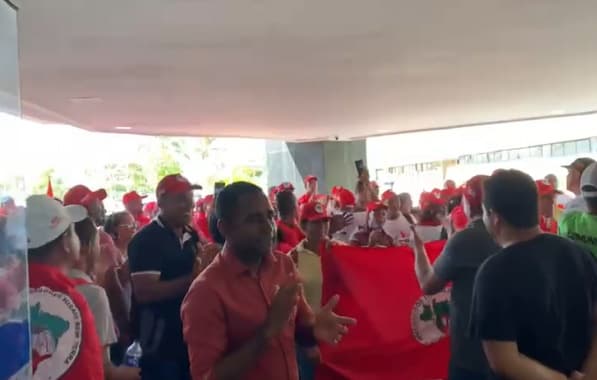 VÍDEO: Com possibilidade de CPI, integrantes do MST fazem ato na AL-BA; grupo defende reforma agrária