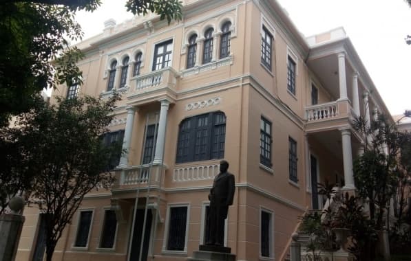 Prefeitura fará restauro dos painéis de azulejo da Academia de Letras da Bahia, no Solar Góes Calmon