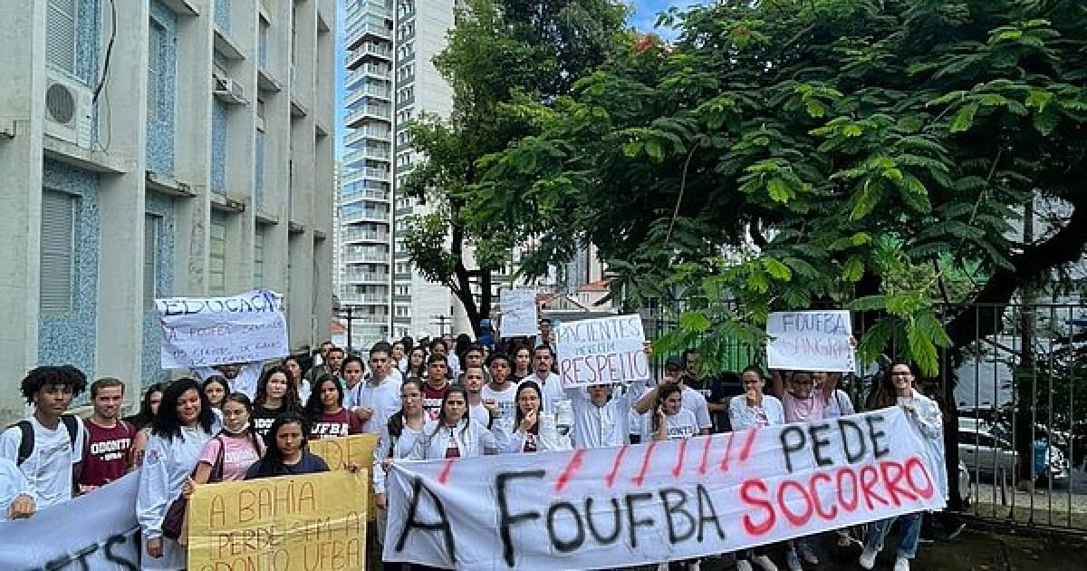 Após queda de luz, estudantes de Odontologia-UFBA fazem protesto por melhoria do campus