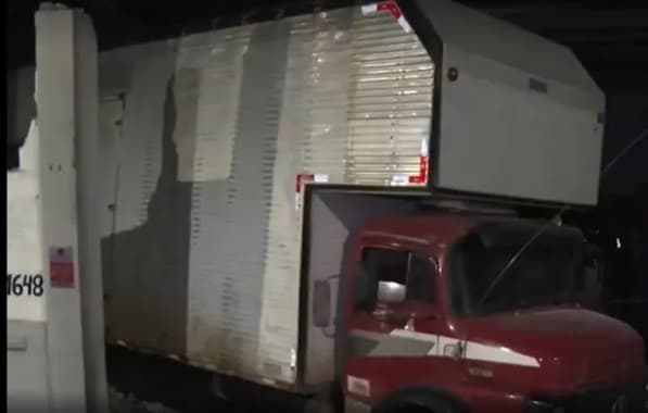Idoso é atropelado por caminhão após motorista perder controle de veículo em Salvador
