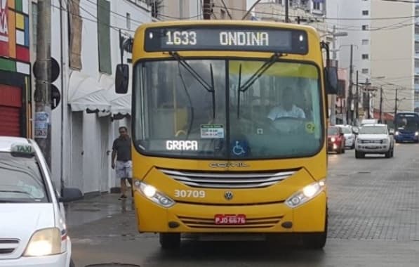 Assaltantes roubam ônibus armados com facas, pedras e pedaços de madeira no Elevador Lacerda