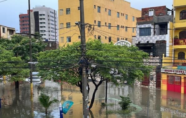 Chuva deixa praça alagada em Pituaçu e carros ficam ilhados