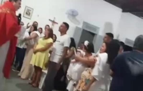 VÍDEO: Padre expulsa padrinho que esqueceu nome da afilhada durante o batismo