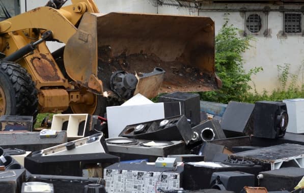 Ação destrói mais de 2 mil equipamentos sonoros apreendidos em Salvador