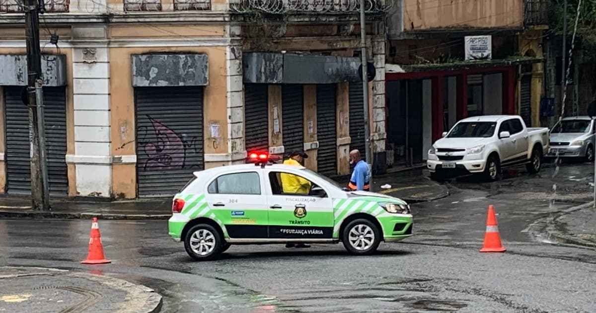 Tráfego de veículos segue interditado na Ladeira da Montanha, em Salvador, nesta quinta-feira