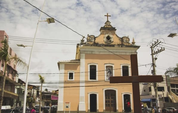 Tiroteio em frente à igreja de Itapuã e a poucos metros de delegacia deixa baleados em plena luz do dia