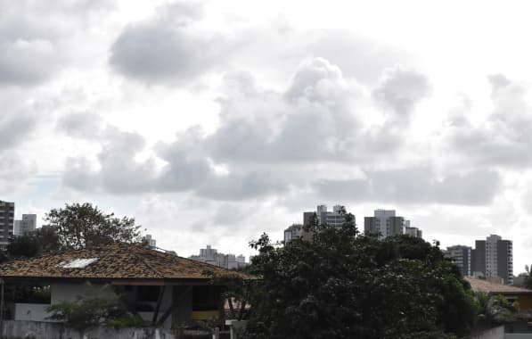 Sistema de baixa pressão perde força reduzindo as chuvas em Salvador no final de semana, diz Codesal 