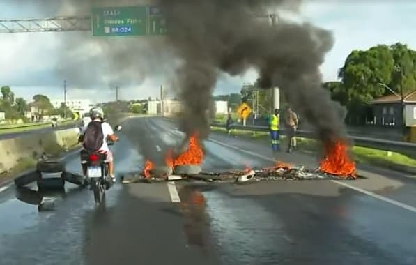 Manifestantes fecham pistas na estrada Cia-Aeroporto e deixam trânsito complicado na BA-526